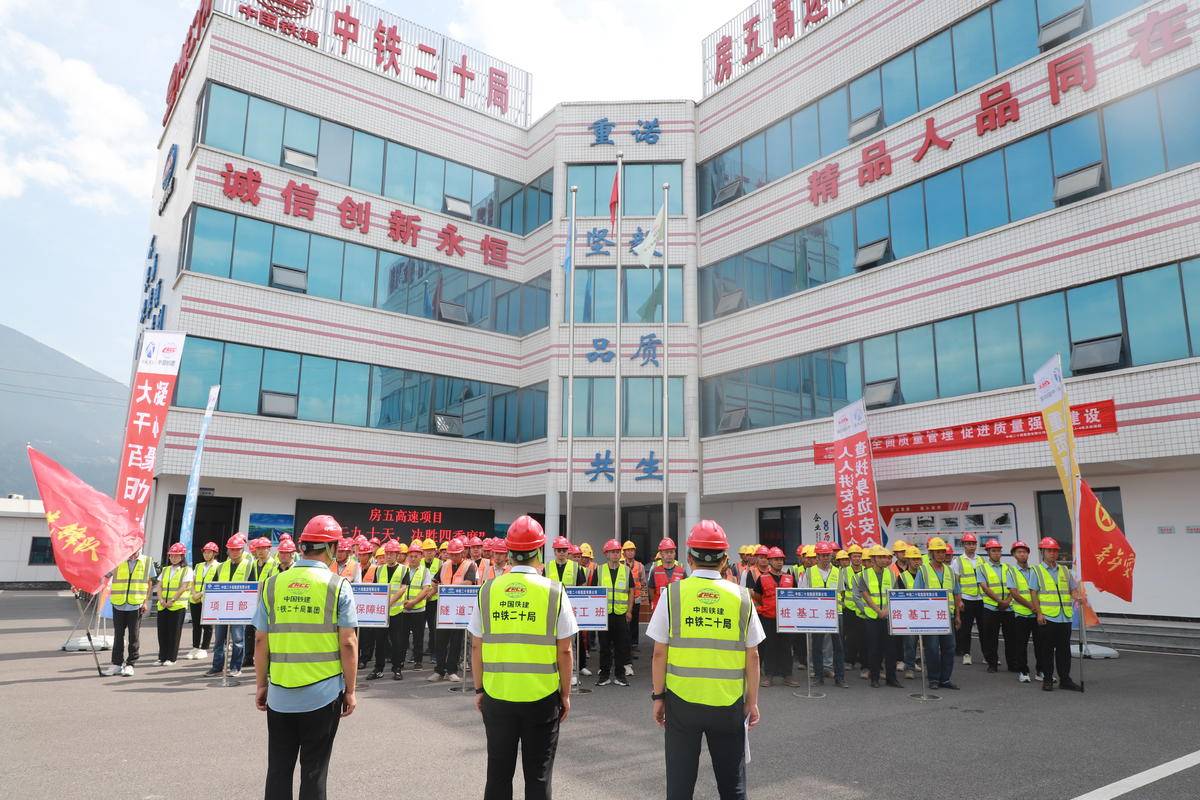 双柳长江大桥桥面铺装进度_高速建设_湖北高速公路建设项目